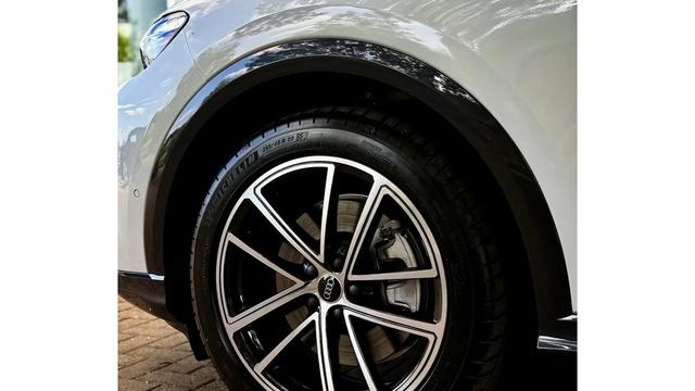 奥迪Q5L升级细节，隐藏门把手炫酷，智能配置贴心-有驾