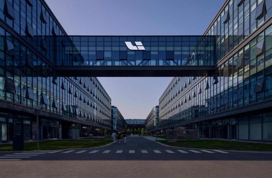 理想百万交付，西方车企集体退坑，新能源到底是不是陷阱？__理想百万交付，西方车企集体退坑，新能源到底是不是陷阱？