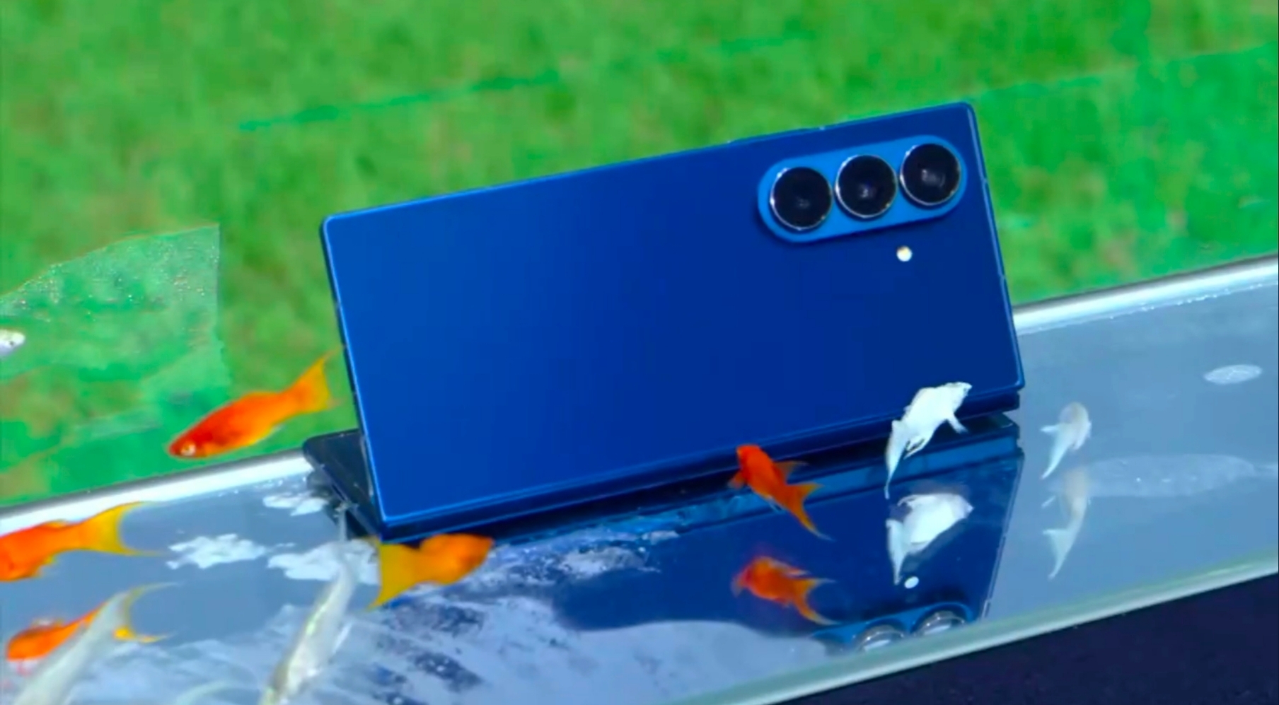 三星折叠屏手机模型_三星折叠屏概念机_