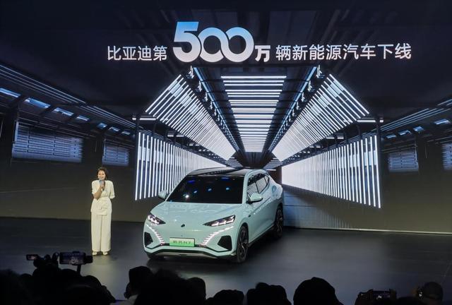 比亚迪领跑中国企业500强前百座次，传统巨头营收增长放缓转型加速新能源成为车企竞争的核心