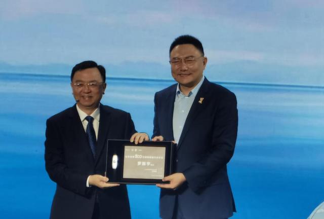 比亚迪领跑中国企业500强前百座次,传统巨头营收增长放缓转型加速新能源成为车企竞争的核心-有驾