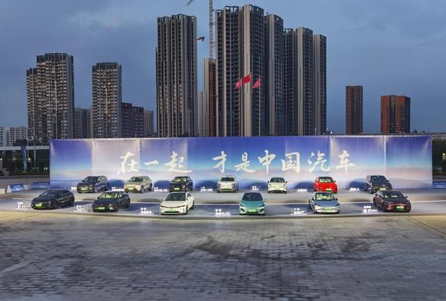 比亚迪领跑中国企业500强前百座次,传统巨头营收增长放缓转型加速新能源成为车企竞争的核心-有驾