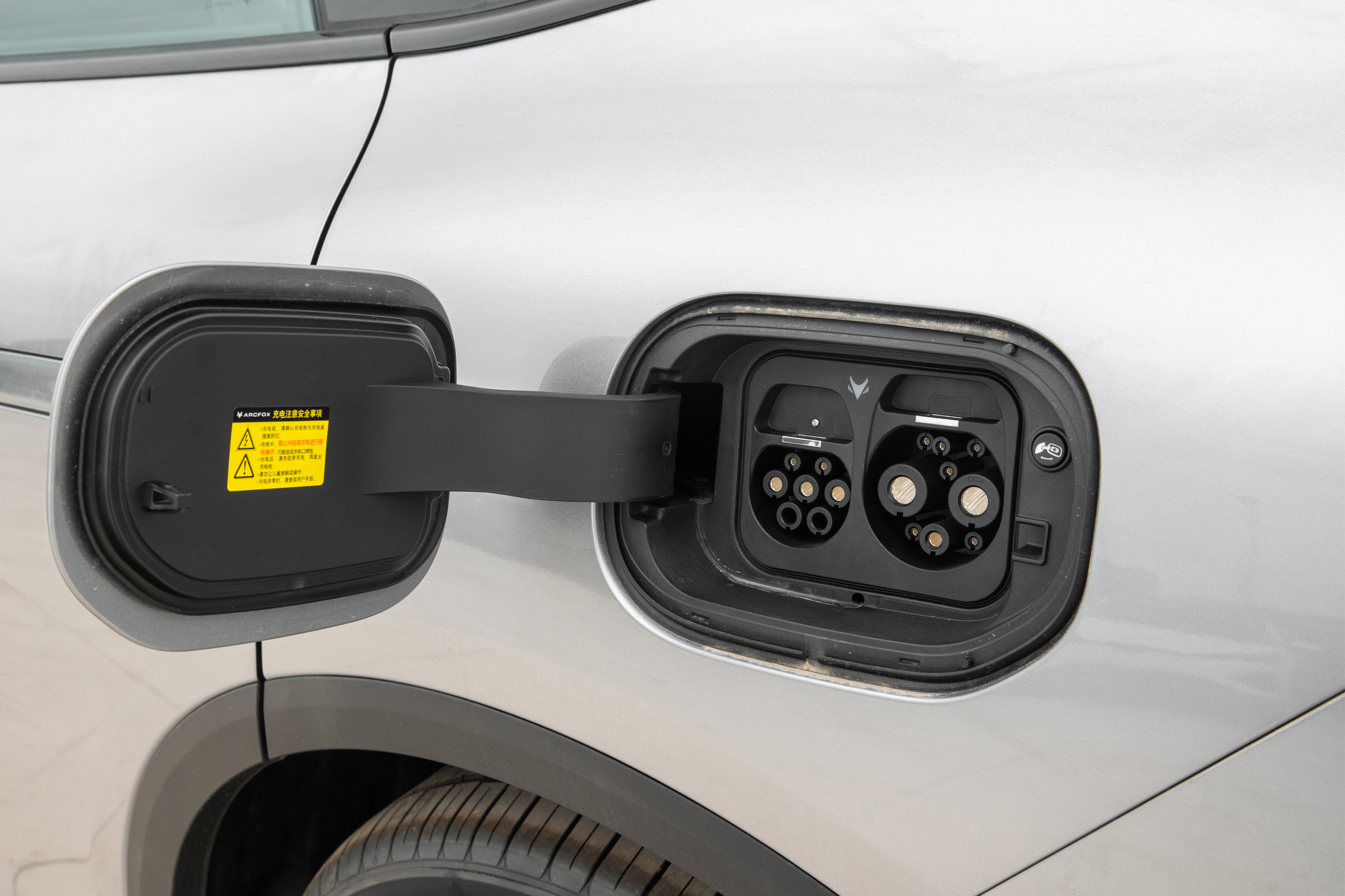 阿尔法极狐电动车_新一代智能纯电轿车阿尔法s_