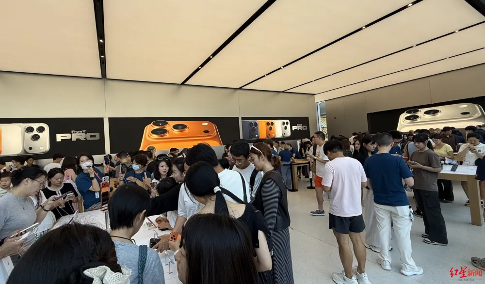 苹果17上市，消费者排队取货，黄牛称现货需加价七八百元，为苹果16一半