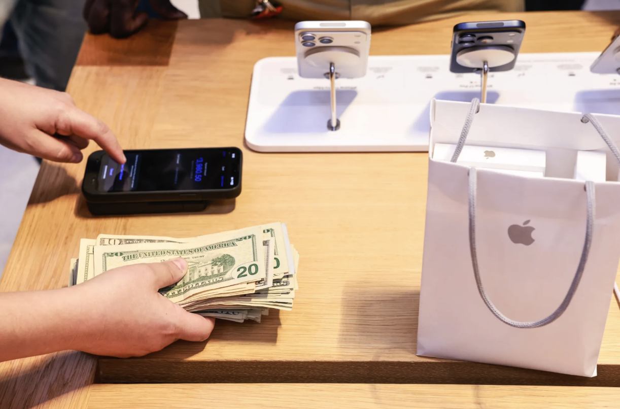 AI劣势助苹果回归本源 彭博：17系列显示iPhone尚难被取代