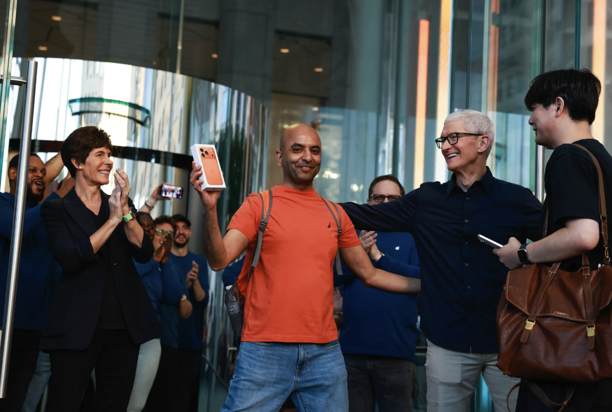 库克现身苹果门店