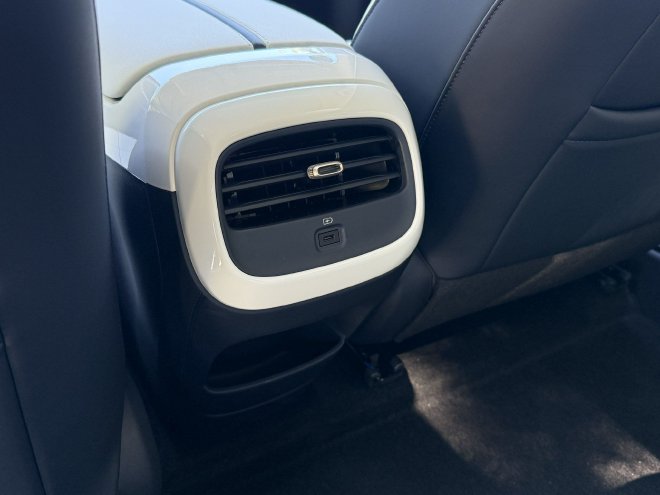 真被它给装到了！试驾极狐T1