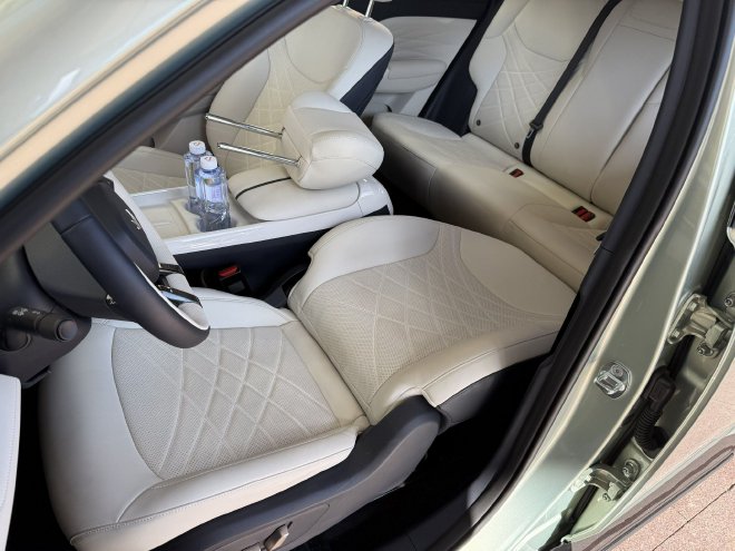 真被它给装到了！试驾极狐T1