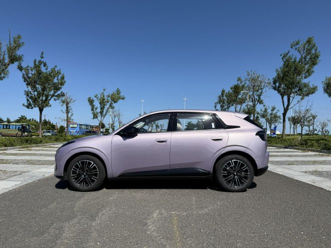 真被它给装到了！试驾极狐T1