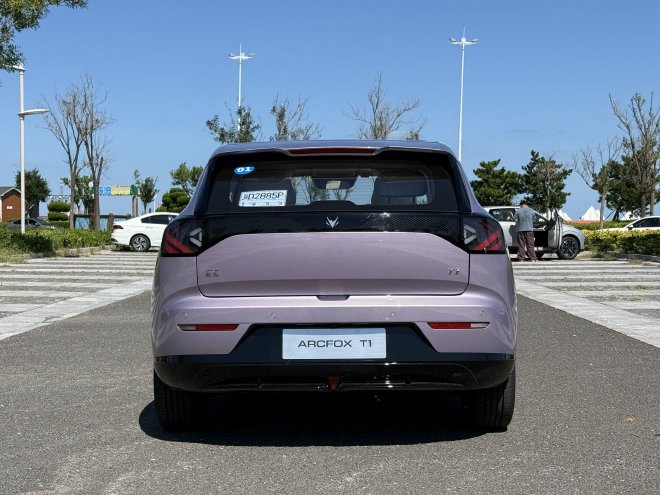 真被它给装到了！试驾极狐T1