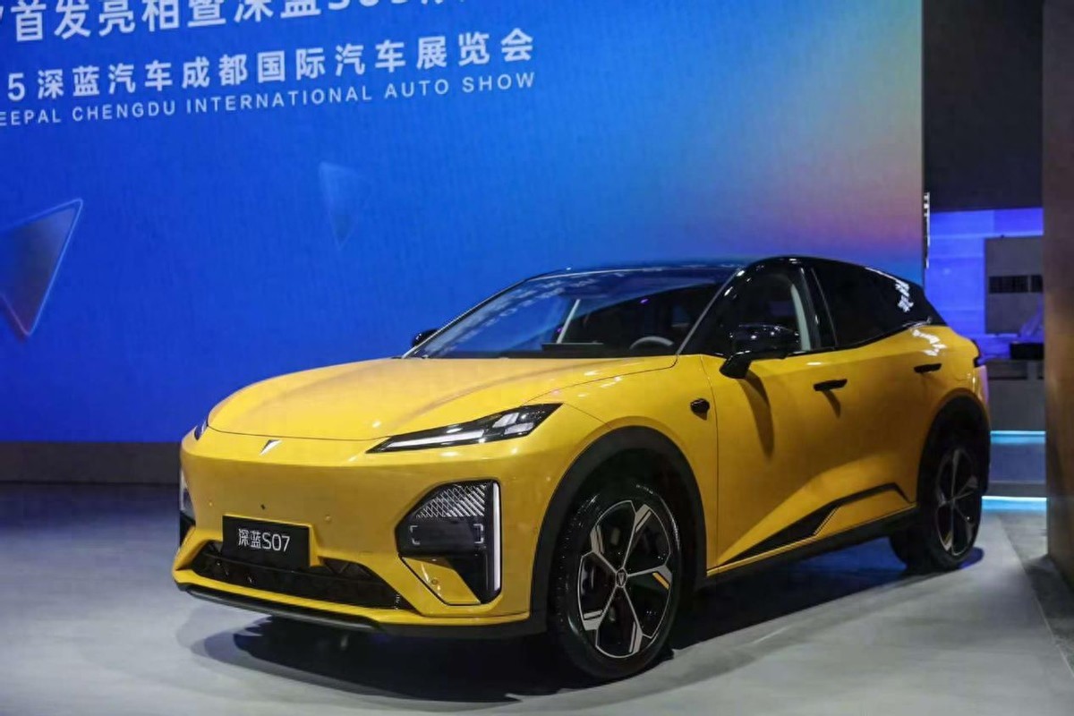 新增交互灯组,全系标配华为智驾,全新深蓝S07正式亮相