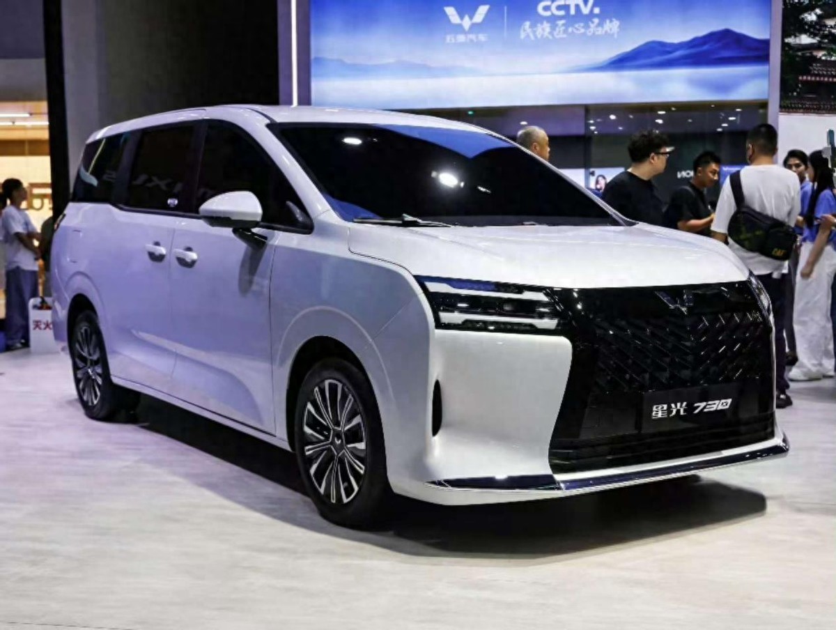 三种动力系统可选，配备侧滑门，五菱星光730正式亮相