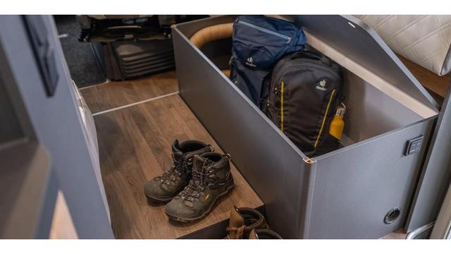 C型房车为什么最受欢迎,实用空间大,驾驶更省心-有驾