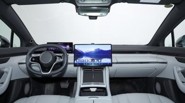 超93万车主升级鸿蒙智行史诗级OTA，三大核心功能全面进化带来智能驾驶和出行体验新突破-有驾