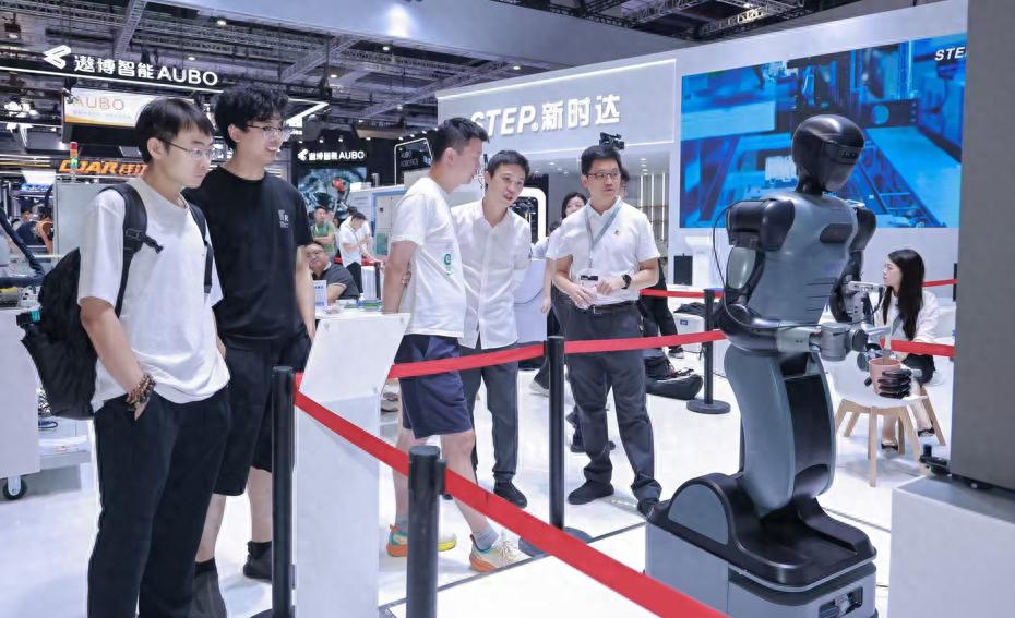 制造业，拒绝双足机器人 | 海斌访谈