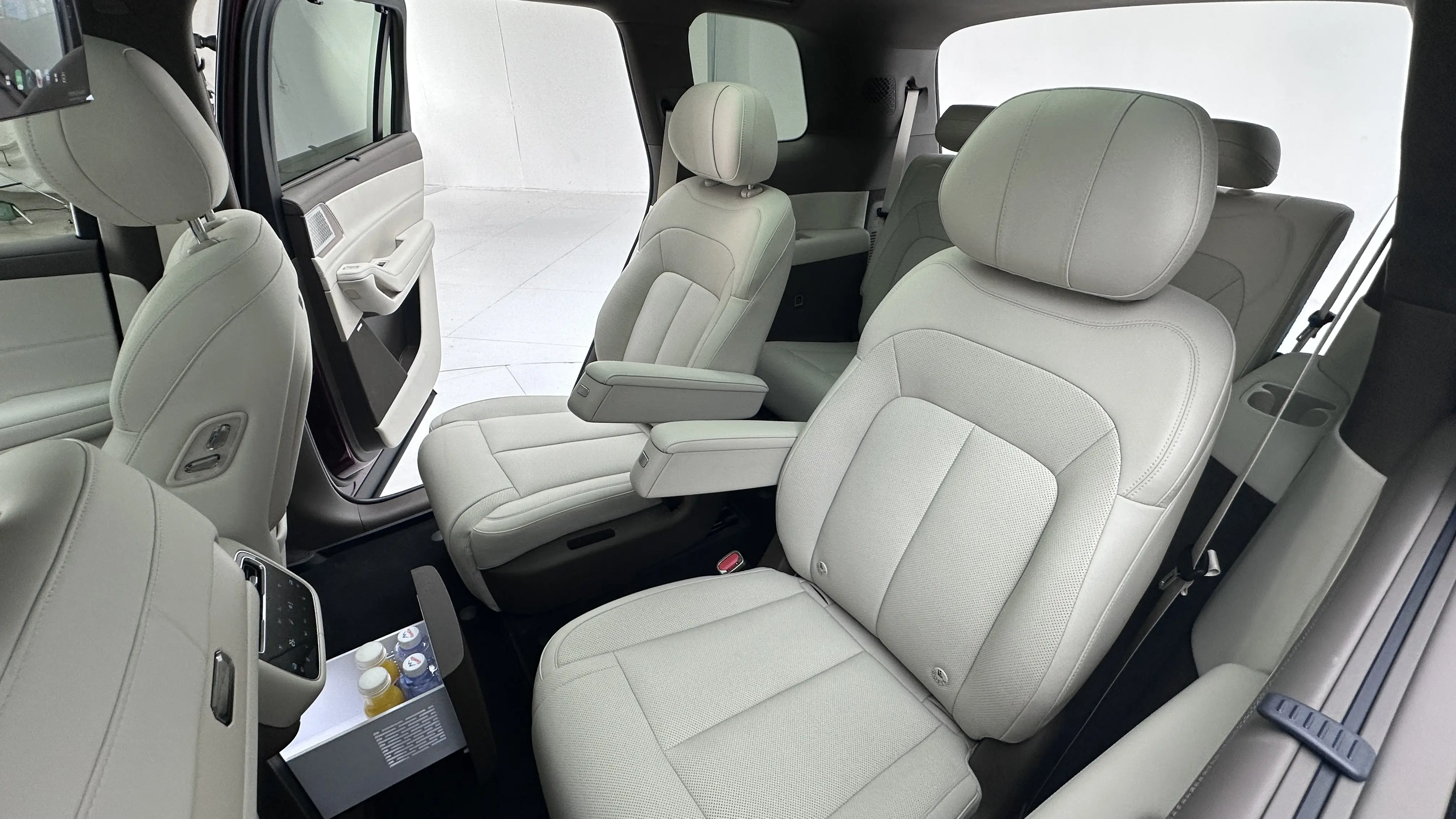 5米2的“移动大平层”！腾势N8L空间与座椅设计揭秘__5米2的“移动大平层”！腾势N8L空间与座椅设计揭秘