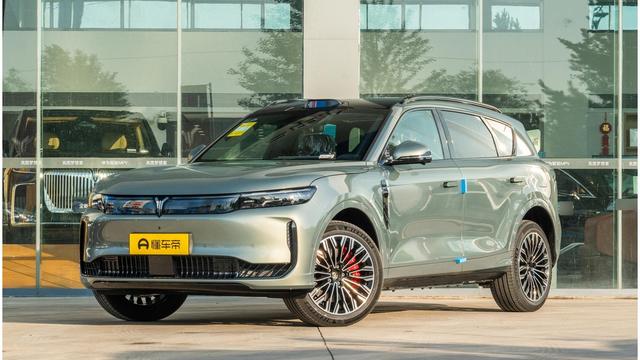 岚图疯了：二十多万的车，塞进了华为的脑子和保时捷的腿