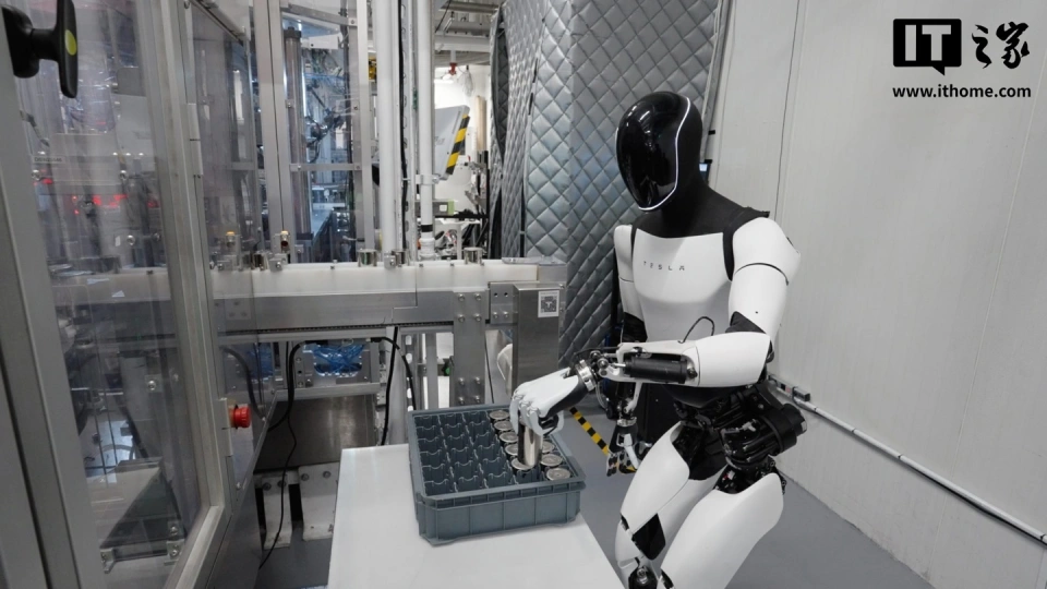 马斯克：特斯拉正全力推进Optimus人形机器人的规模化生产