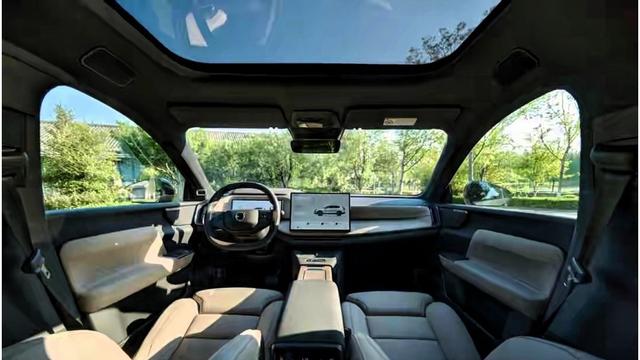 沃尔沃不装了:26万买“最野蛮的安全感”,新势力看傻了-有驾