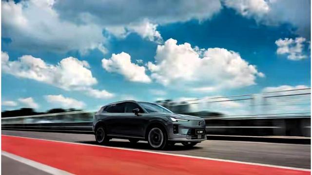 沃尔沃不装了:26万买“最野蛮的安全感”,新势力看傻了-有驾