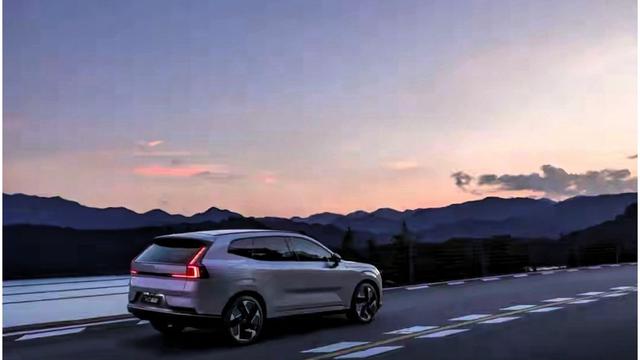 沃尔沃不装了:26万买“最野蛮的安全感”,新势力看傻了-有驾