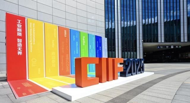 斩获工博会权威大奖!新一代智己LS6以硬核科技定义中国智造新高-有驾