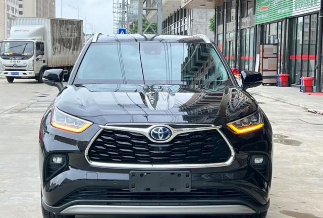 丰田这次太懂中国，4大全球车集体加配置降价格，首付1万即可轻松提车，惠及不同预算的购车人群全线覆盖