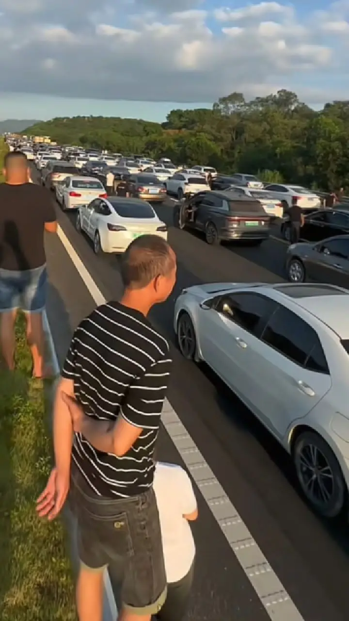假期囧途：新能源车主的无奈，堵车3小时不敢开空调？