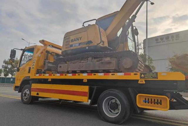 因为新能源汽车设计以省空间和减轻重量为目标，取消备胎采用防爆胎和智能救援服务成为趋势，既提高续航又便利安心-有驾