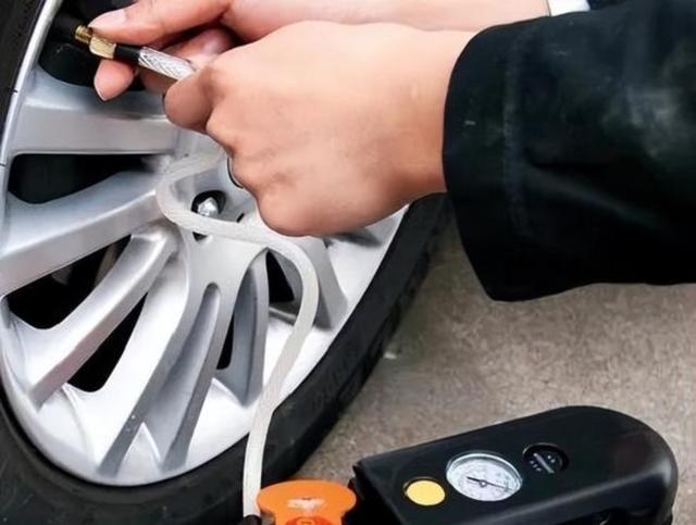 因为新能源汽车设计以省空间和减轻重量为目标，取消备胎采用防爆胎和智能救援服务成为趋势，既提高续航又便利安心-有驾