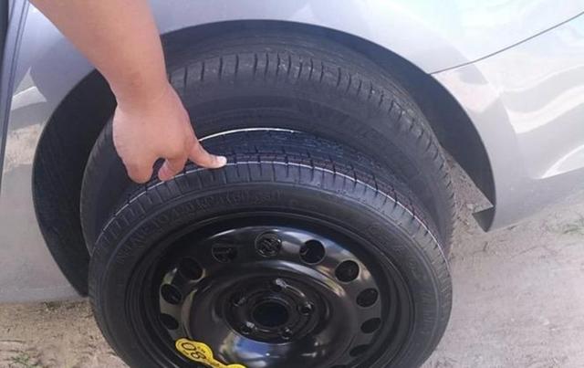 因为新能源汽车设计以省空间和减轻重量为目标，取消备胎采用防爆胎和智能救援服务成为趋势，既提高续航又便利安心-有驾