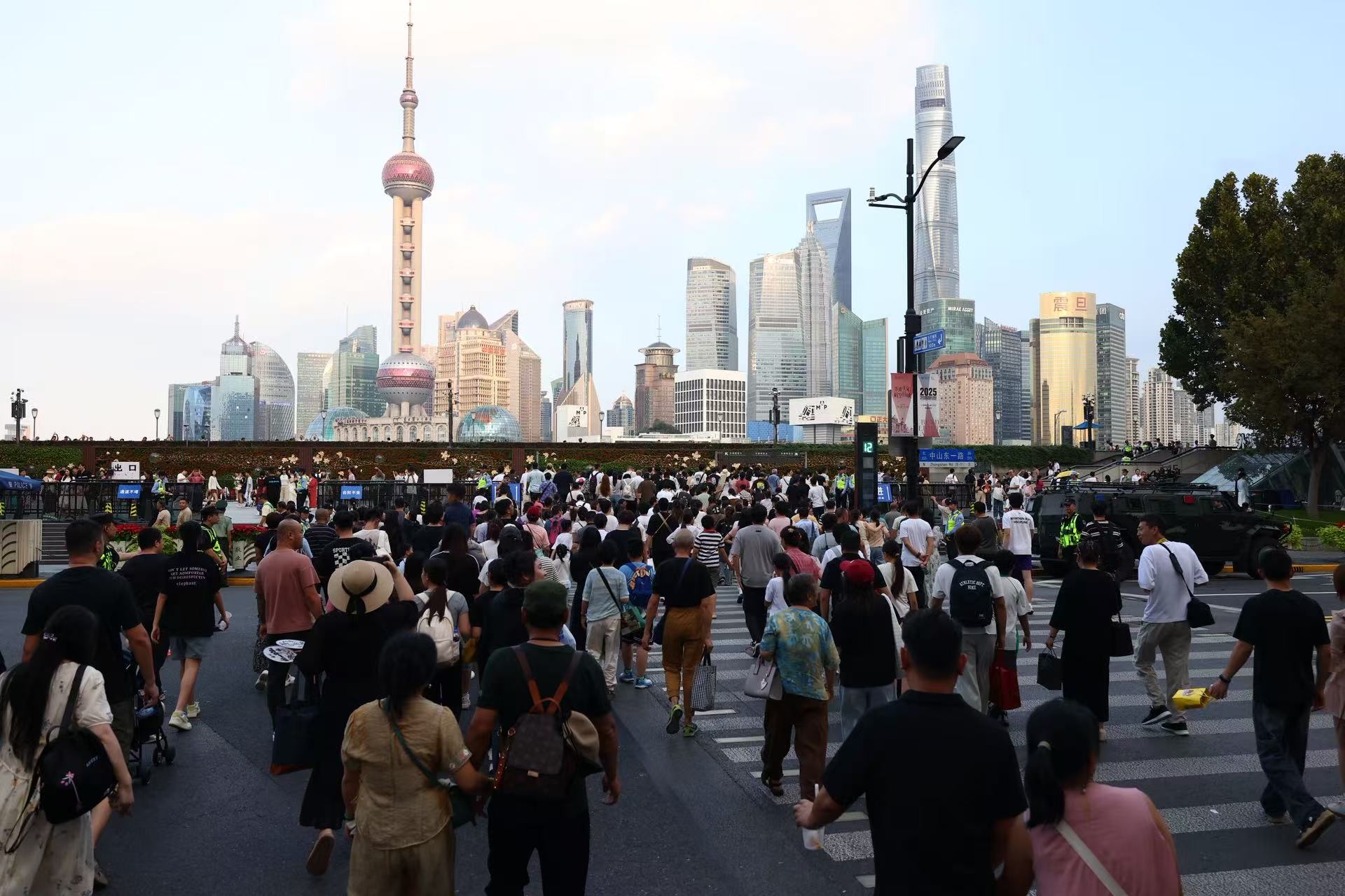 假日经济｜假期前四天，上海接待游客1511.75万人次