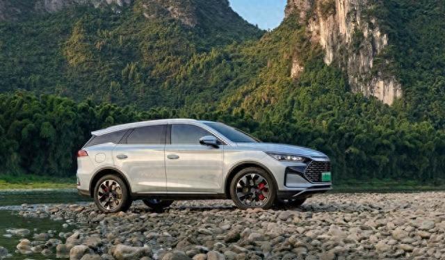 高速充电桩排长队，技术进步有难题，出行选车要理性