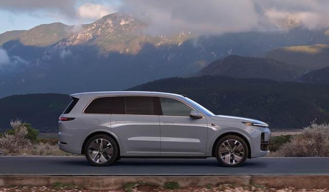 高速充电桩排长队,技术进步有难题,出行选车要理性-有驾