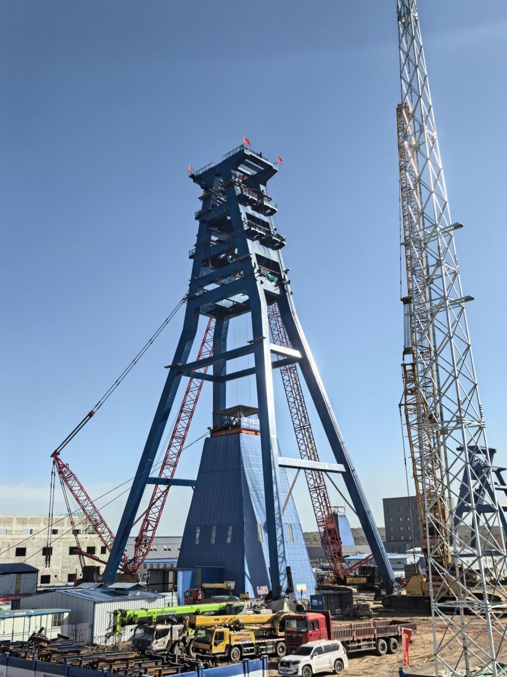 永泰能源海则滩煤矿建设突飞猛进 井架与选煤厂工程相继告捷