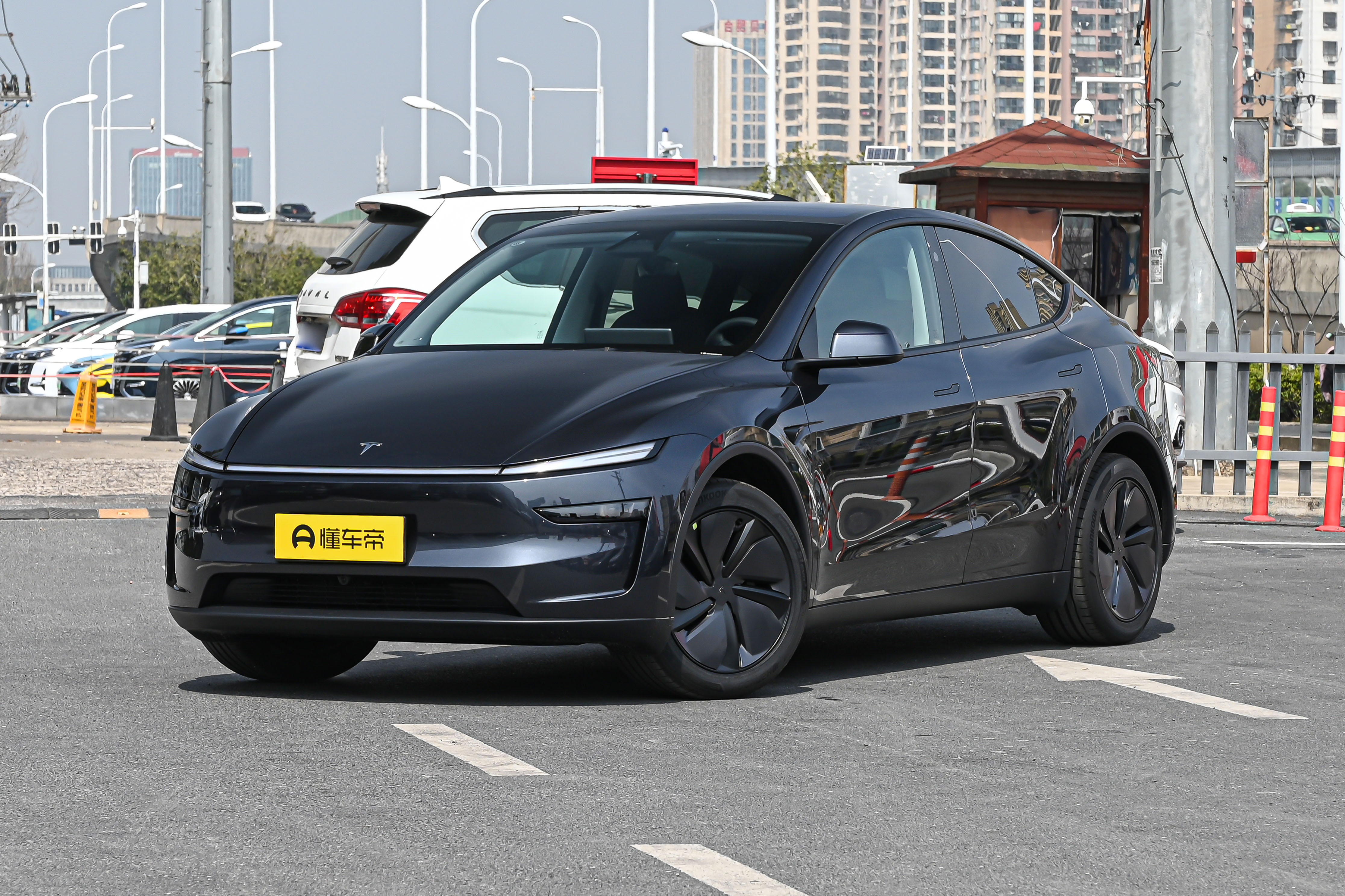 _特斯拉停车需要拉手刹吗_特斯拉车主免费停车