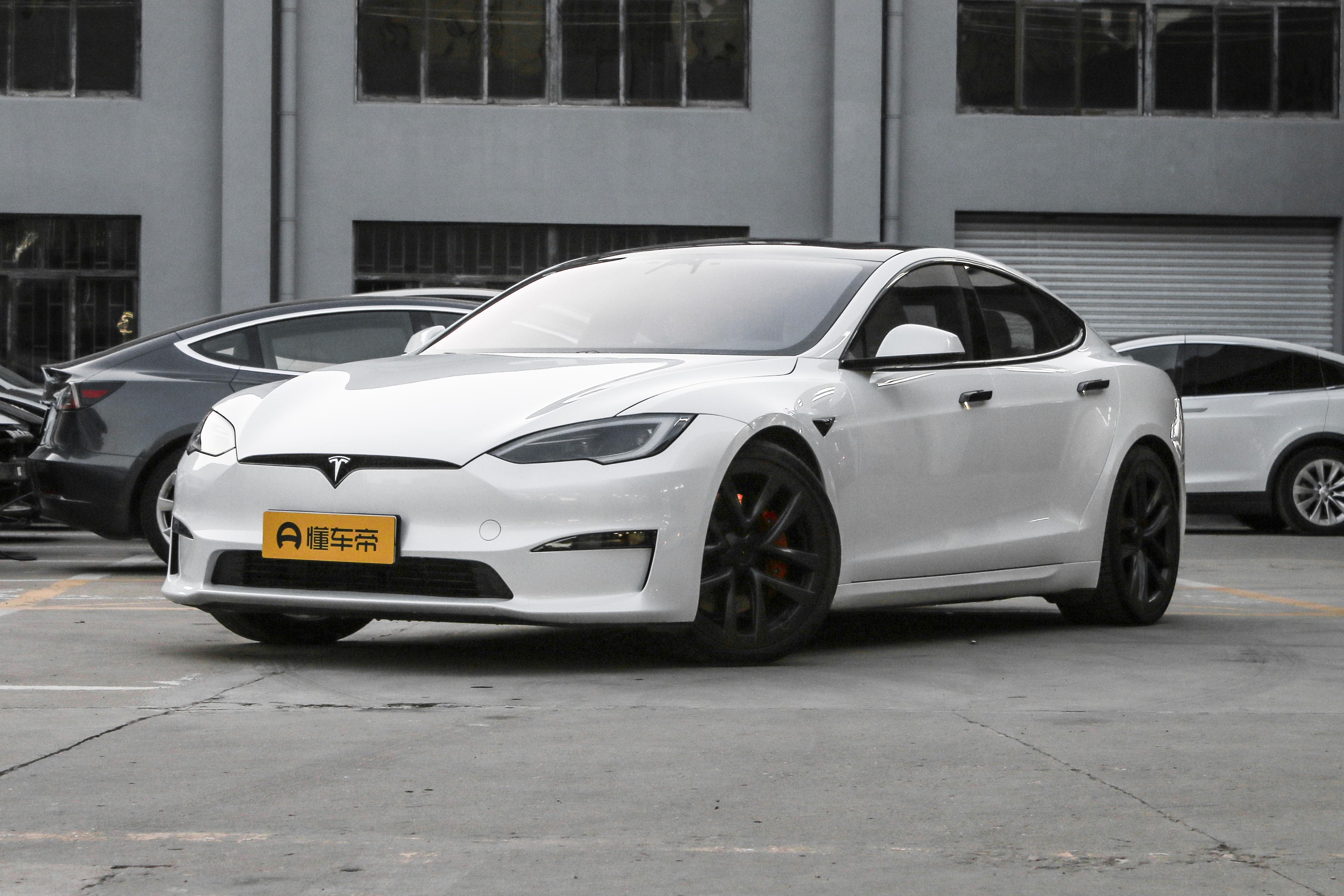 特斯拉车主免费停车__特斯拉停车需要拉手刹吗