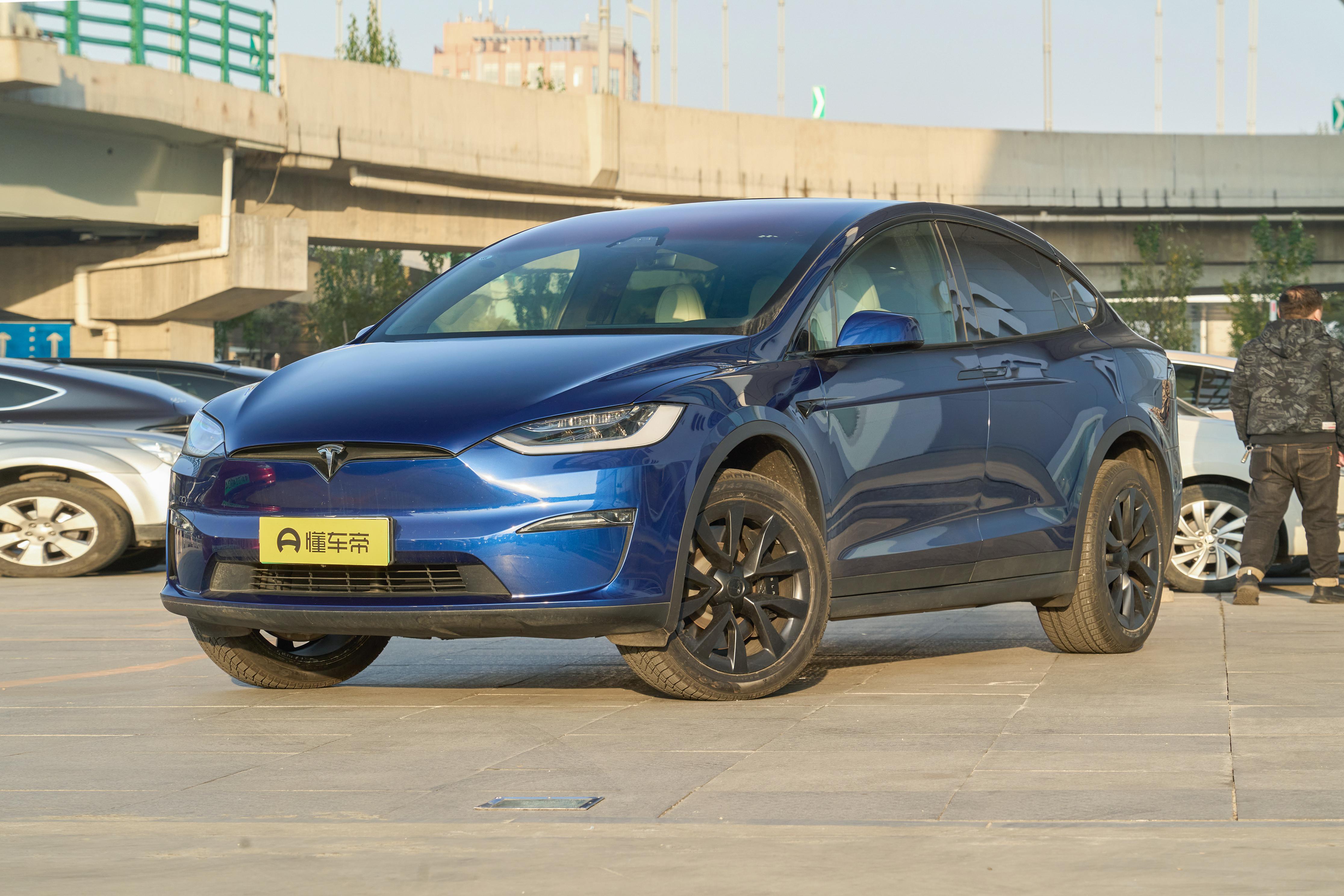 特斯拉车主免费停车__特斯拉停车需要拉手刹吗