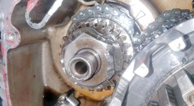 2000年文明镇老王赌我两节时规链条能用，他裁短装车却引发发动机故障，赔了五千元认输后再不乱改零件