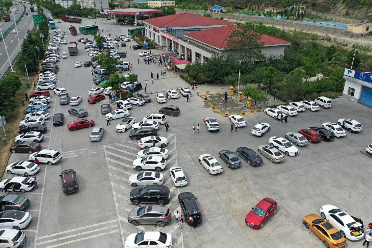 进高速服务区休息要小心，每年都有人停车中招，这些细节要做好