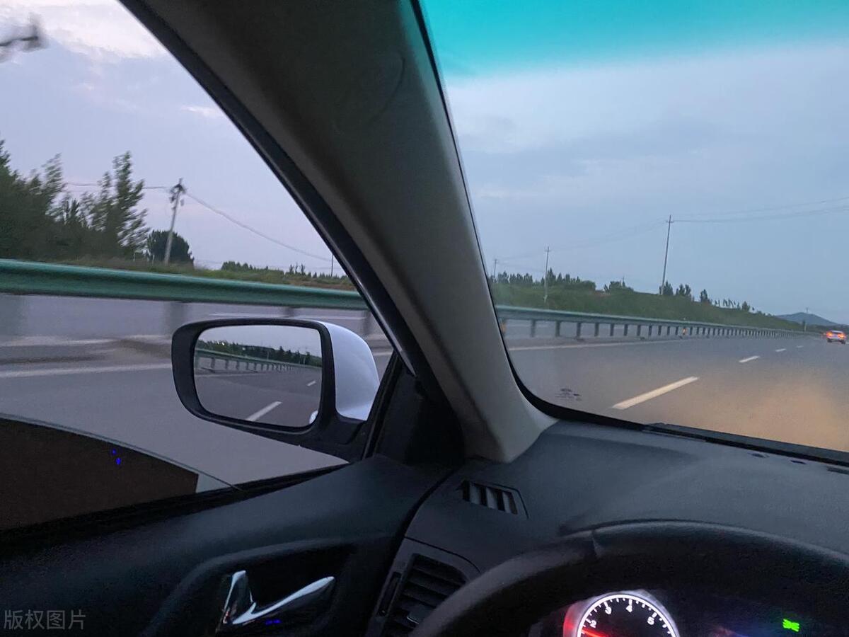 电车高速费电还是低速__电车跑高速更耗电吗