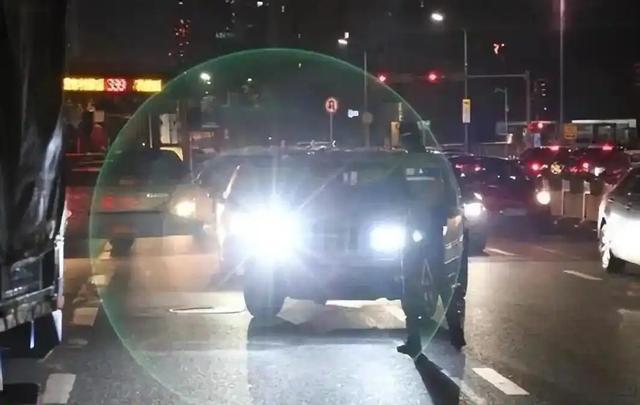 汽车大灯闪三下是什么意思？交警提醒：不懂这个暗语，以后别开夜车了