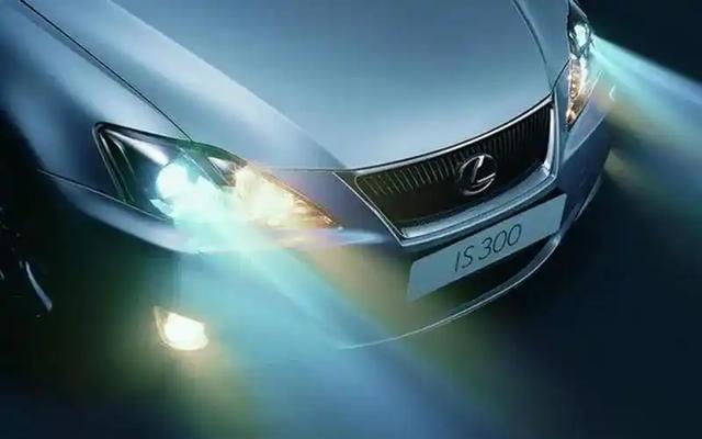 汽车大灯闪三下是什么意思？交警提醒：不懂这个暗语，以后别开夜车了-有驾