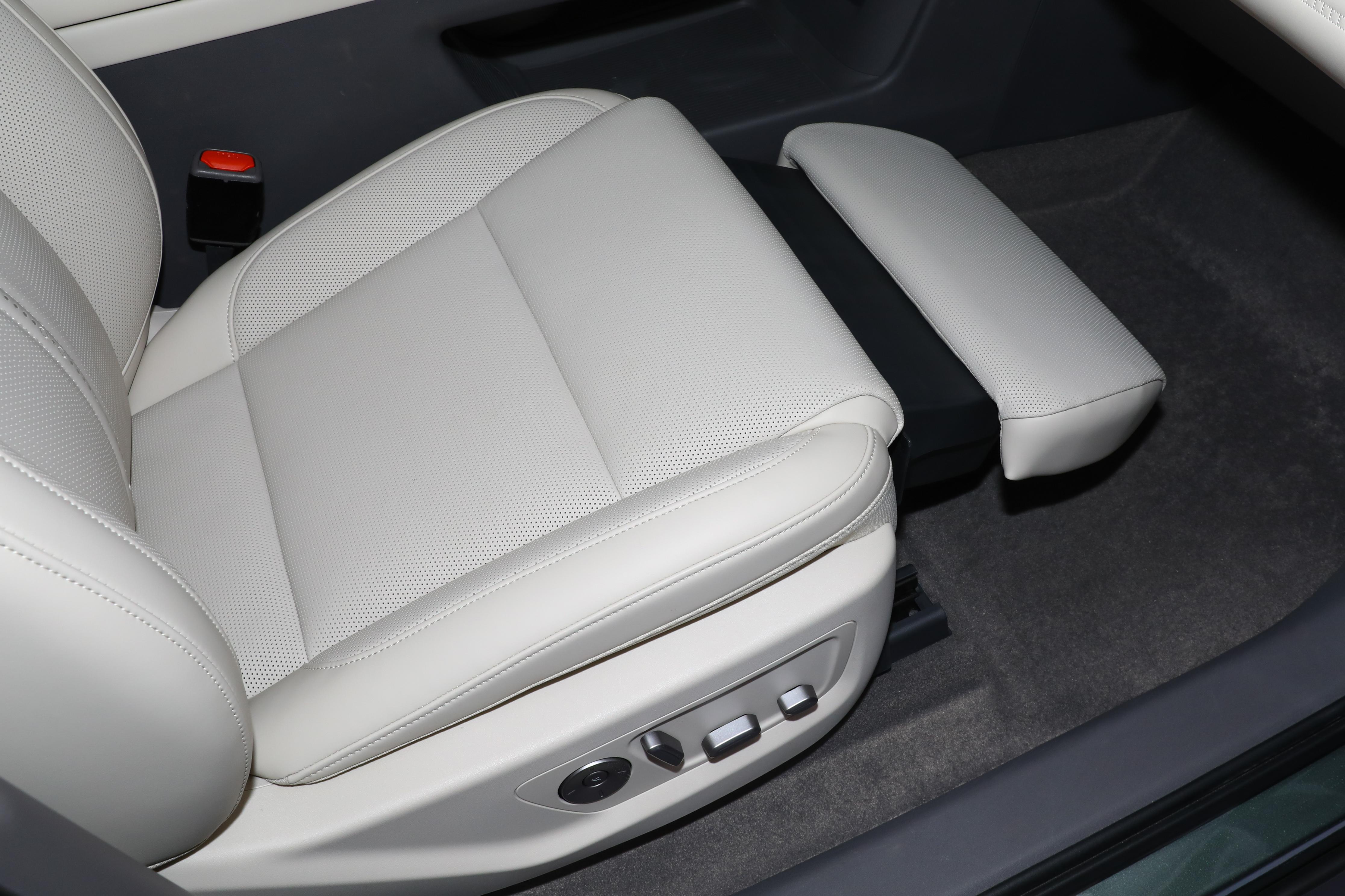 _内置冰箱的车_车载冰箱有内置电池好不好