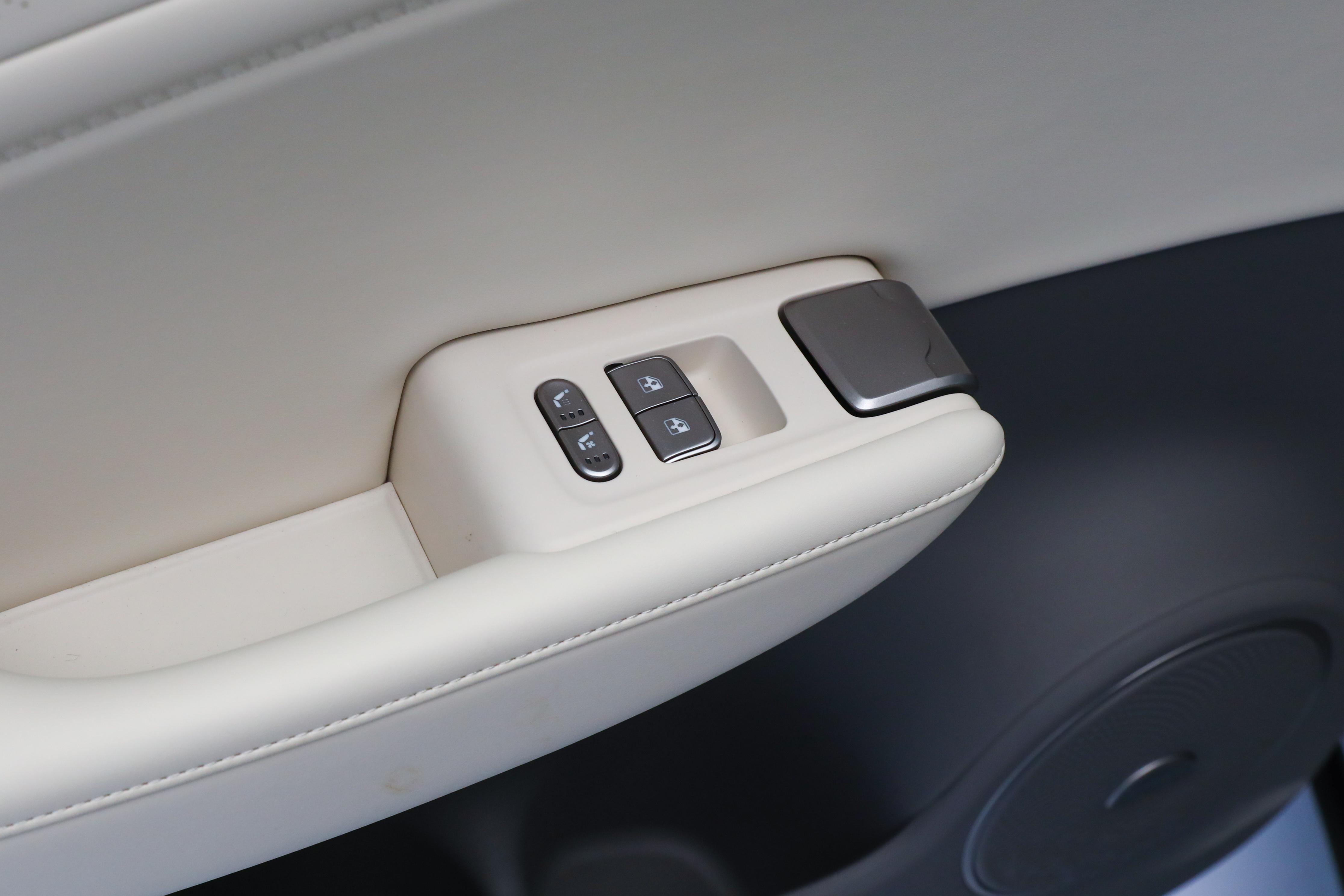 内置冰箱的车__车载冰箱有内置电池好不好