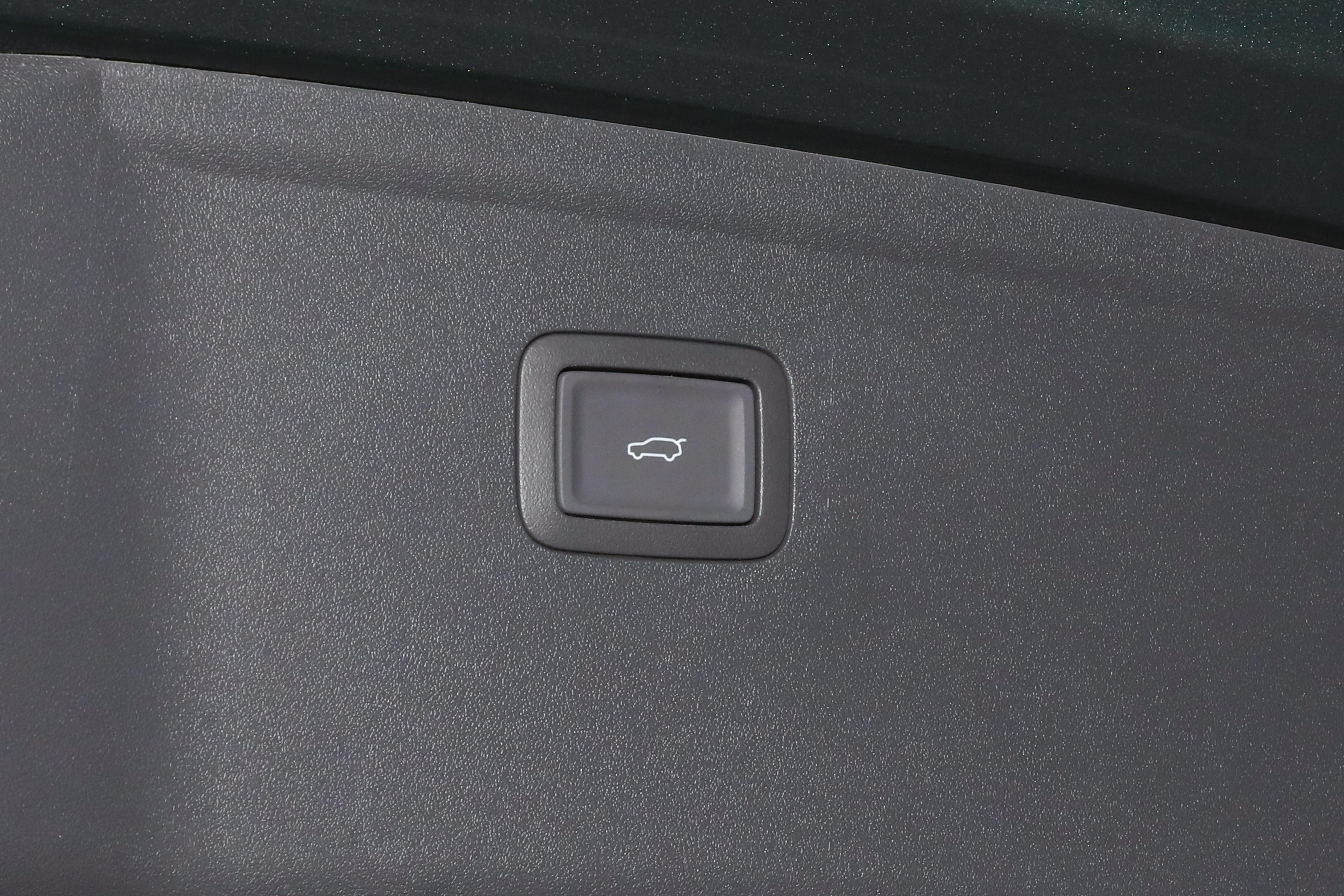 _内置冰箱的车_车载冰箱有内置电池好不好