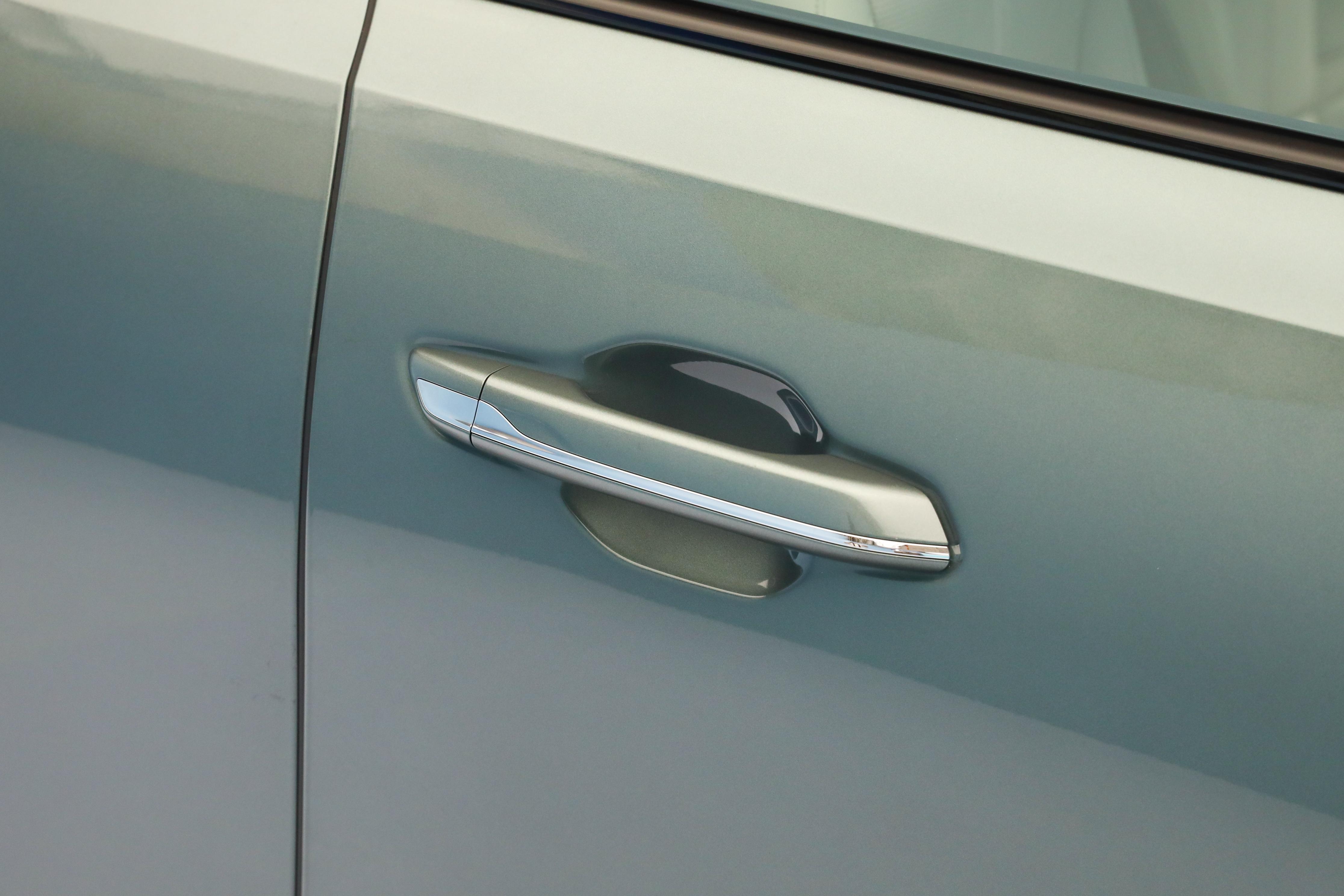 _内置冰箱的车_车载冰箱有内置电池好不好