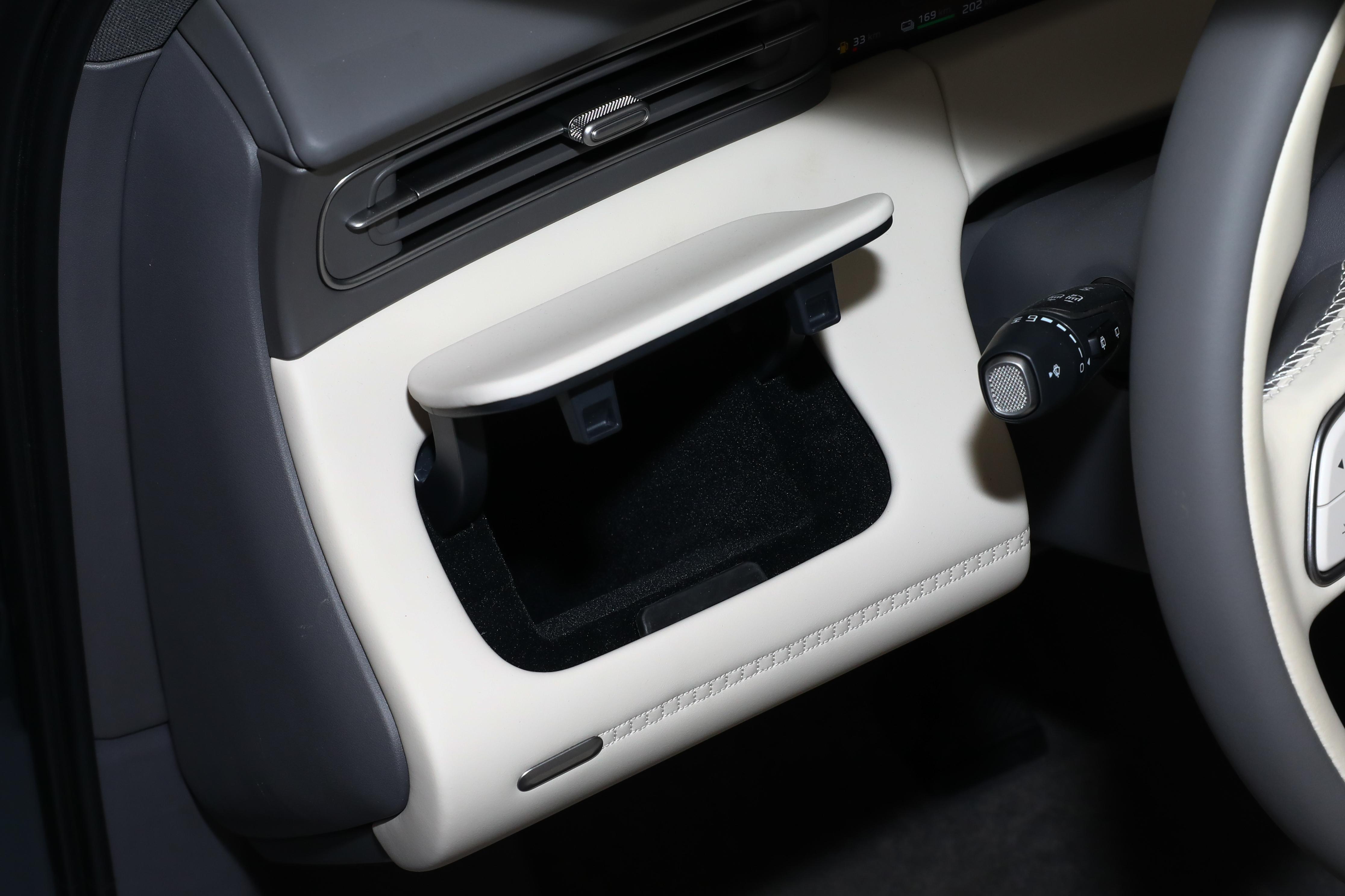 内置冰箱的车_车载冰箱有内置电池好不好_