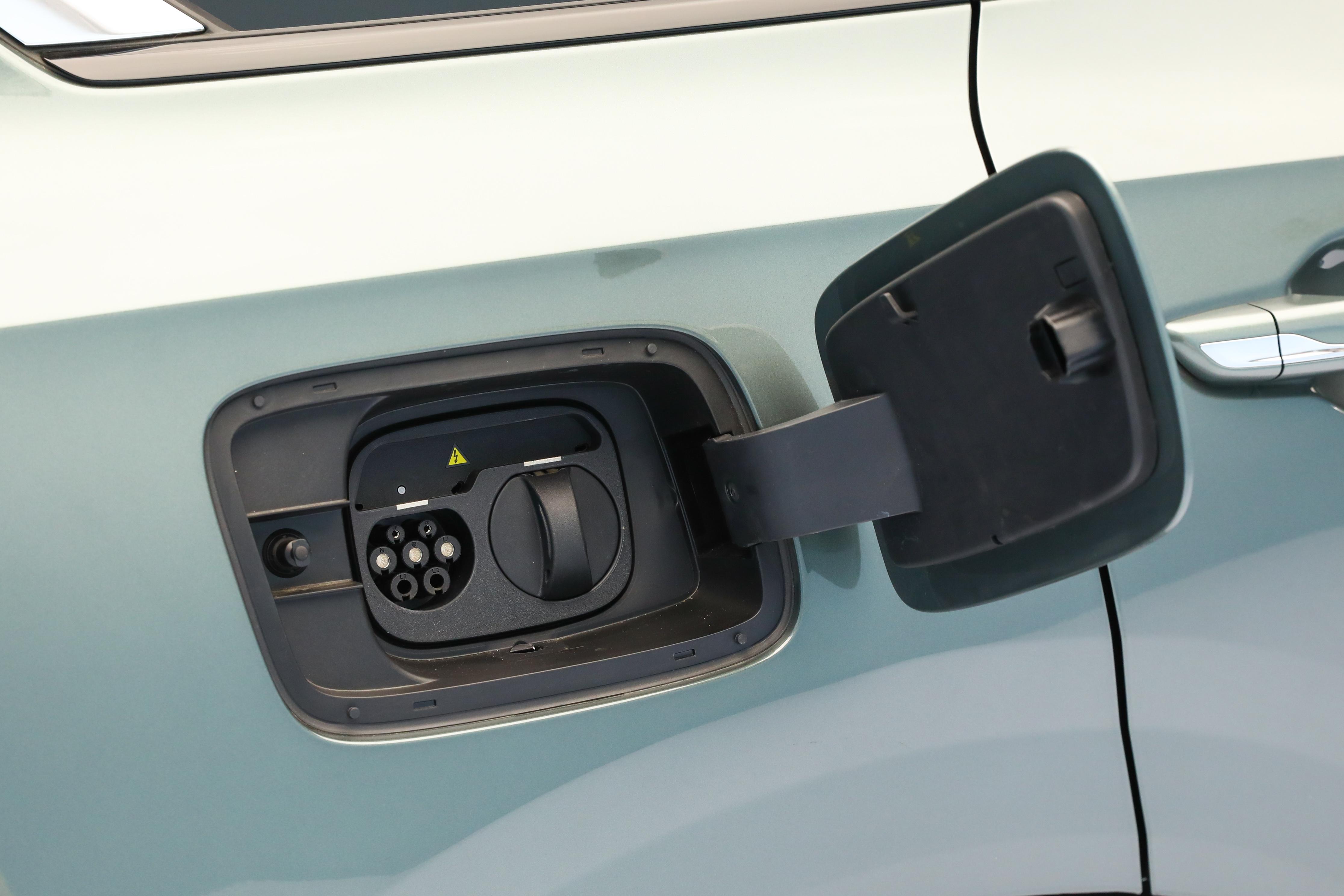 _内置冰箱的车_车载冰箱有内置电池好不好