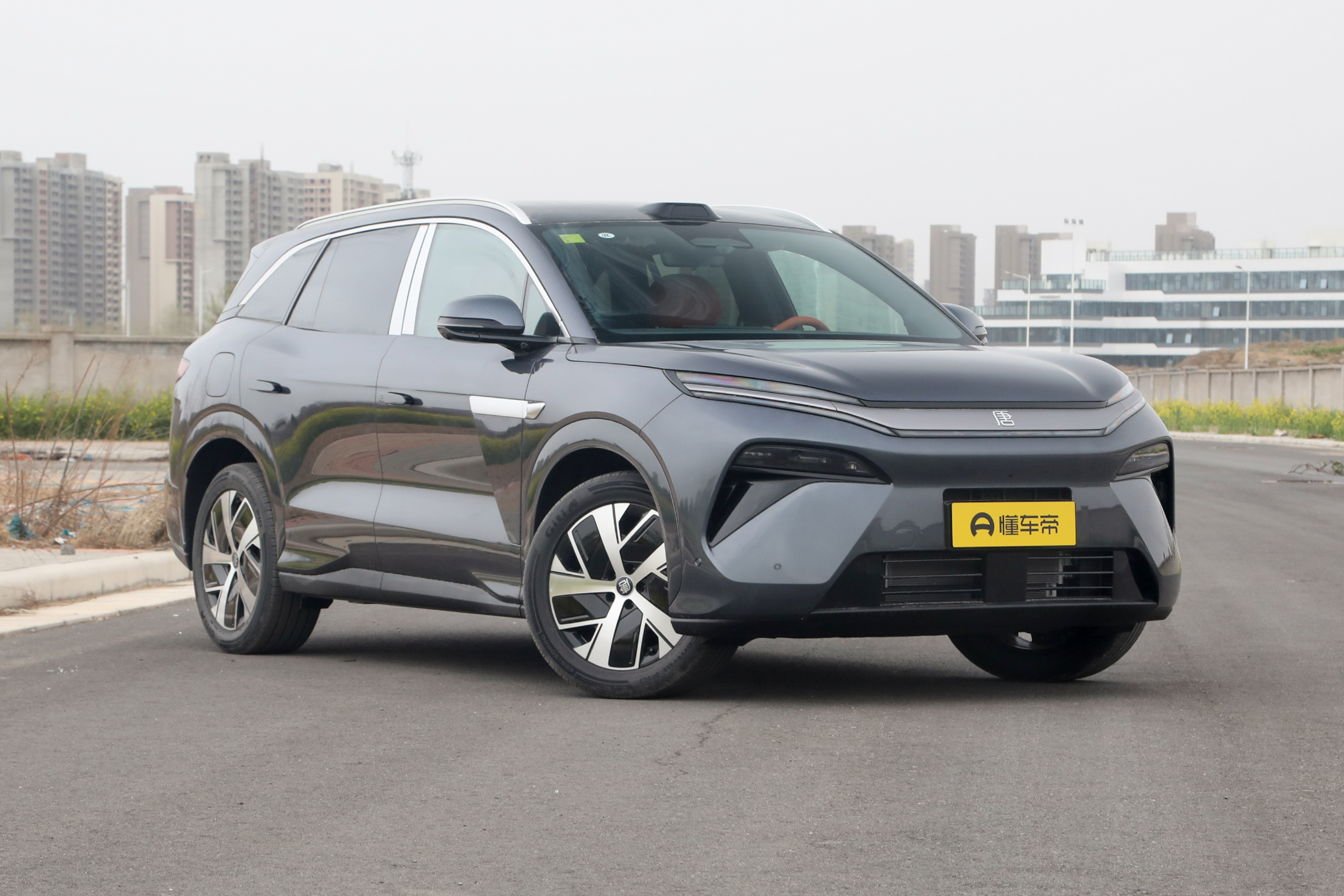 _内置冰箱的车_车载冰箱有内置电池好不好